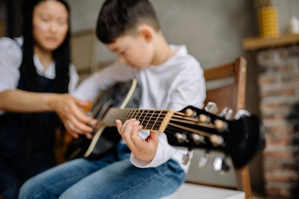 Apprenez la guitare à domicile : votre professeur vous attend !